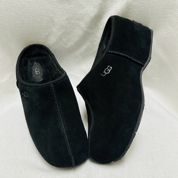 UGG Women’s Black Classic Slipper Shoes - Picture 1 of 7